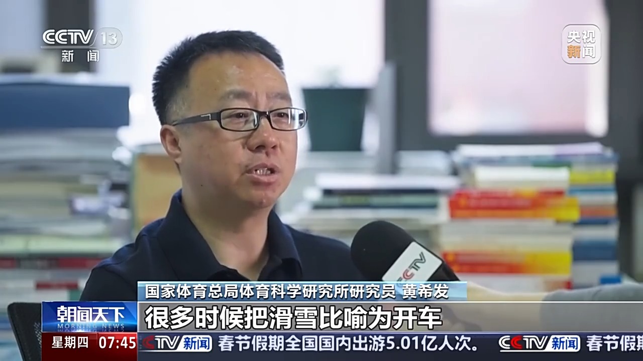 因此